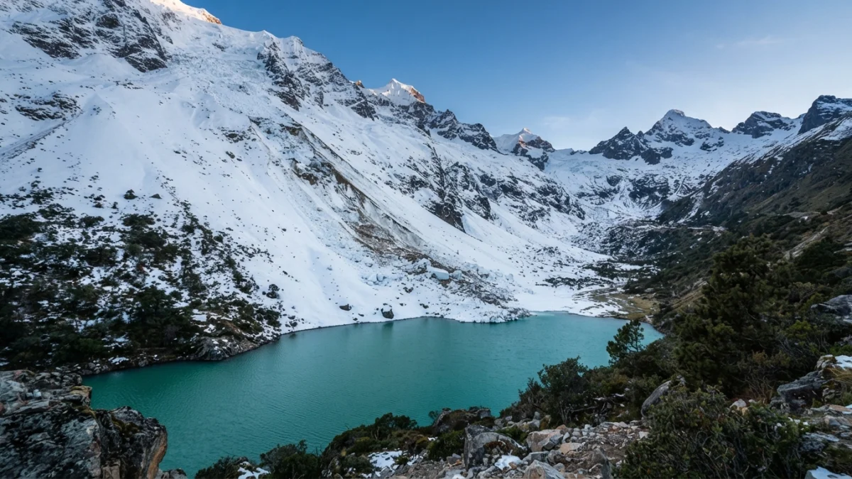 Ladera nevada de la cordillera de los Andes junto a la Laguna del Inca