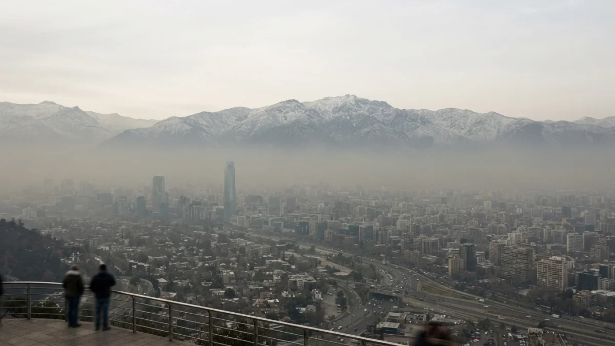 Alerta ambiental en la Región Metropolitana para este sábado: prohibición de calefactores a leña y otras restricciones