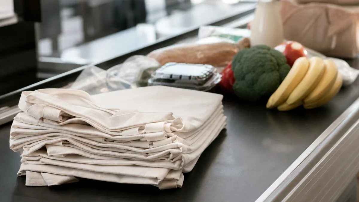 Bolsas reutilizables de tela sobre el mostrador de un supermercado
