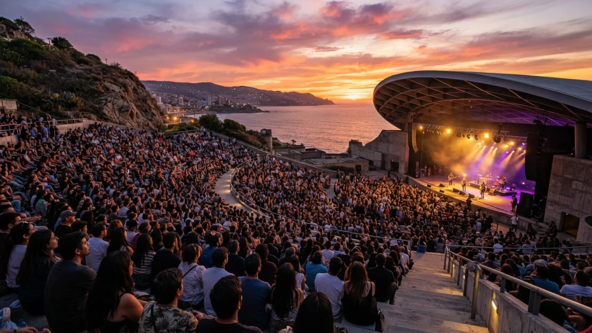 Anfiteatro al aire libre en un cerro costero de Chile al atardecer, con gradas llenas de público
